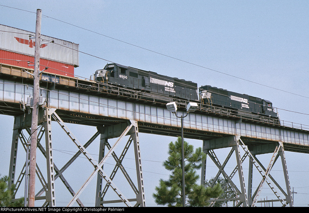 Westbound NS on Huey P. Long Bridge